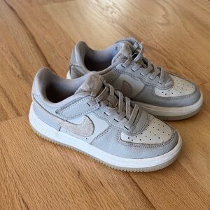 Air Force 1 Low LV8 Easyon PS ‘Light Bone’
Kids size: 12C